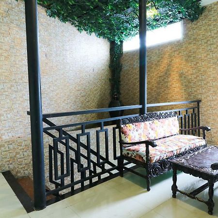 Labuana Homestay & Cafe Garden Макасар Экстерьер фото