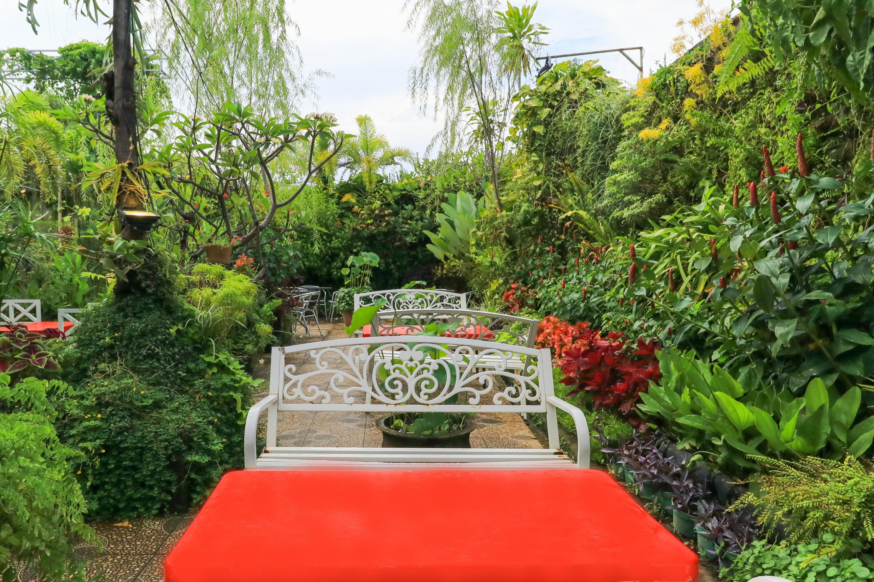 Labuana Homestay & Cafe Garden Макасар Экстерьер фото