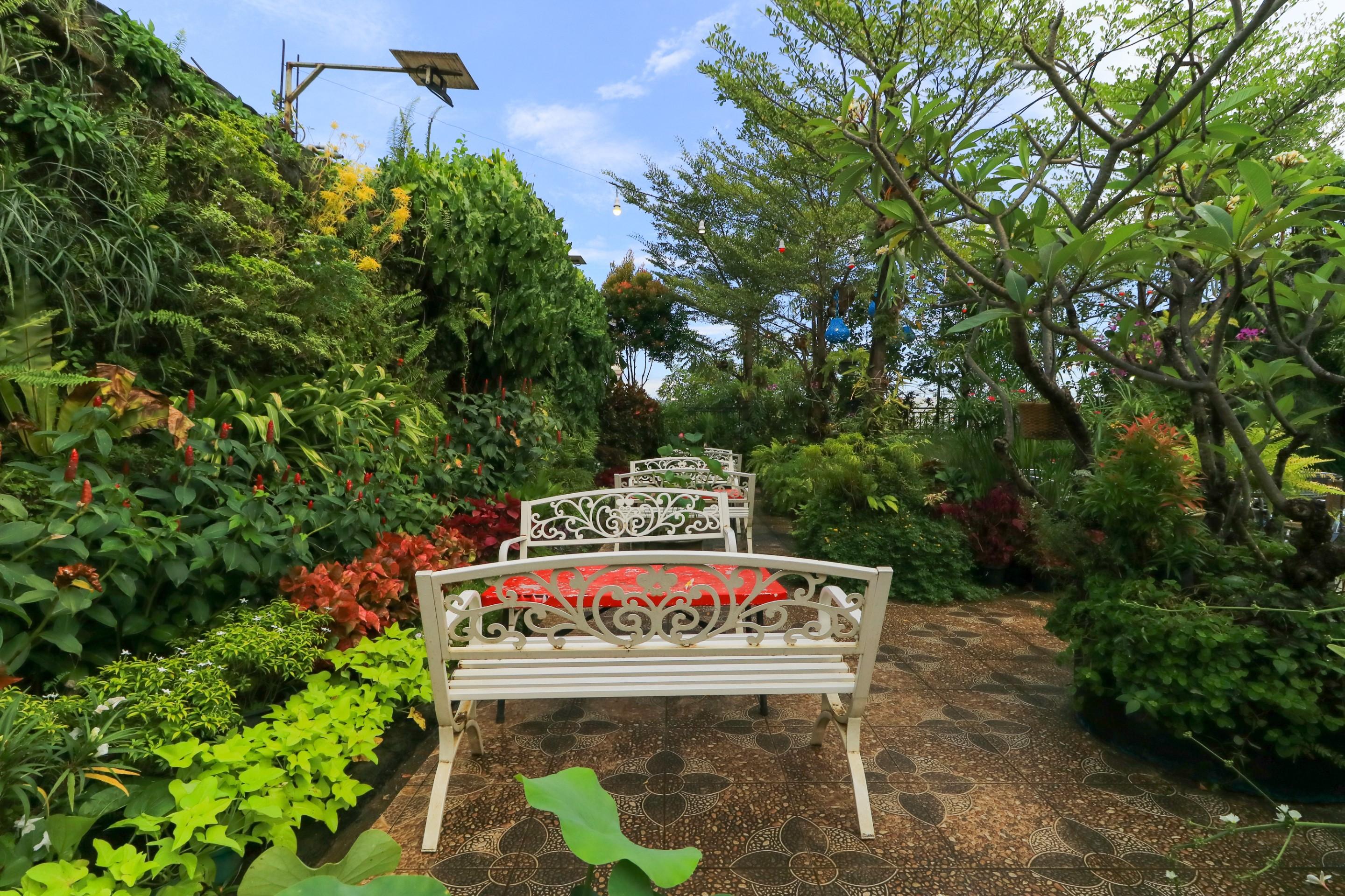 Labuana Homestay & Cafe Garden Макасар Экстерьер фото